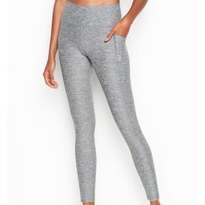 VICTORIA'S SECRET
Incredible Essential Legging